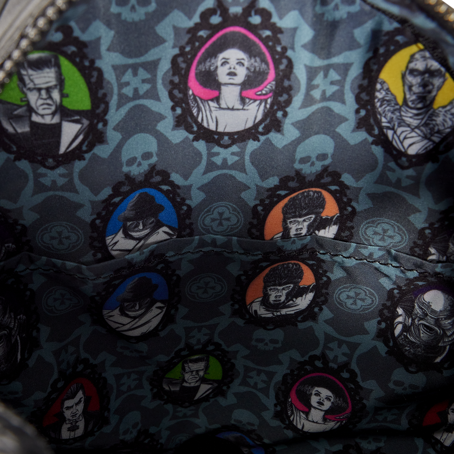 UMBK0038-LFUNIVERSALMONSTERSLENTICULARCAMEOMINIBACKPACK_372